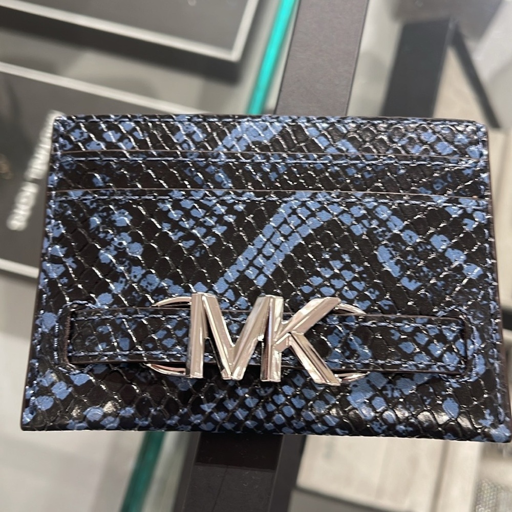 MICHAEL KORS
Reed Large Snakeskin Python Pattern Card Holder Case
Denim
NWT